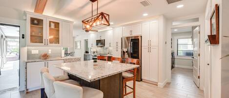 Kühlschrank, Mikrowelle, Herdplatte, Geschirrspüler