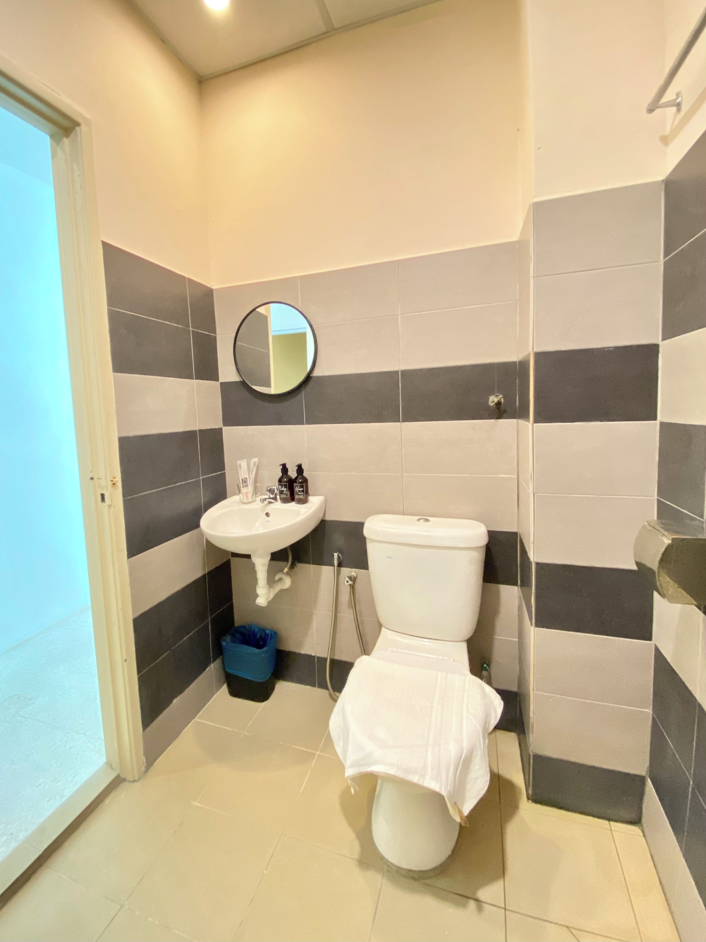 Superior Double Room | Bathroom | Shower, towels, shampoo, toilet paper
