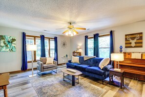 TV, DVD player, books - Lake Guntersville Hideaway! Home on Over 2 Acres (Scottsboro)