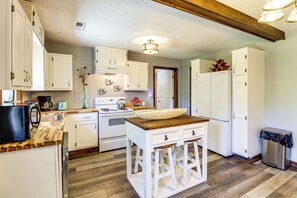 Fridge, microwave, stovetop, dishwasher - Lake Guntersville Hideaway! Home on Over 2 Acres (Scottsboro)