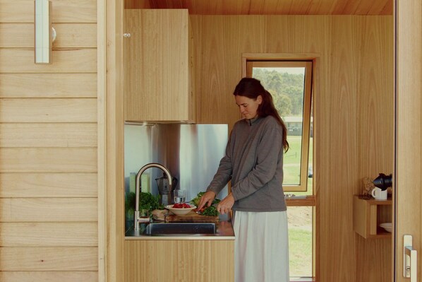 Réfrigérateur, plaque de cuisson, cafetière/bouilloire