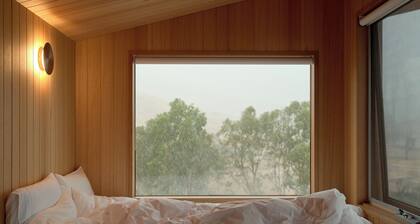 Lake Eildon Retreat, with Lake views, plunge pool and outdoor cinema