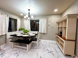 Dining - Reynolds Road Retreat (Fall River Mills)