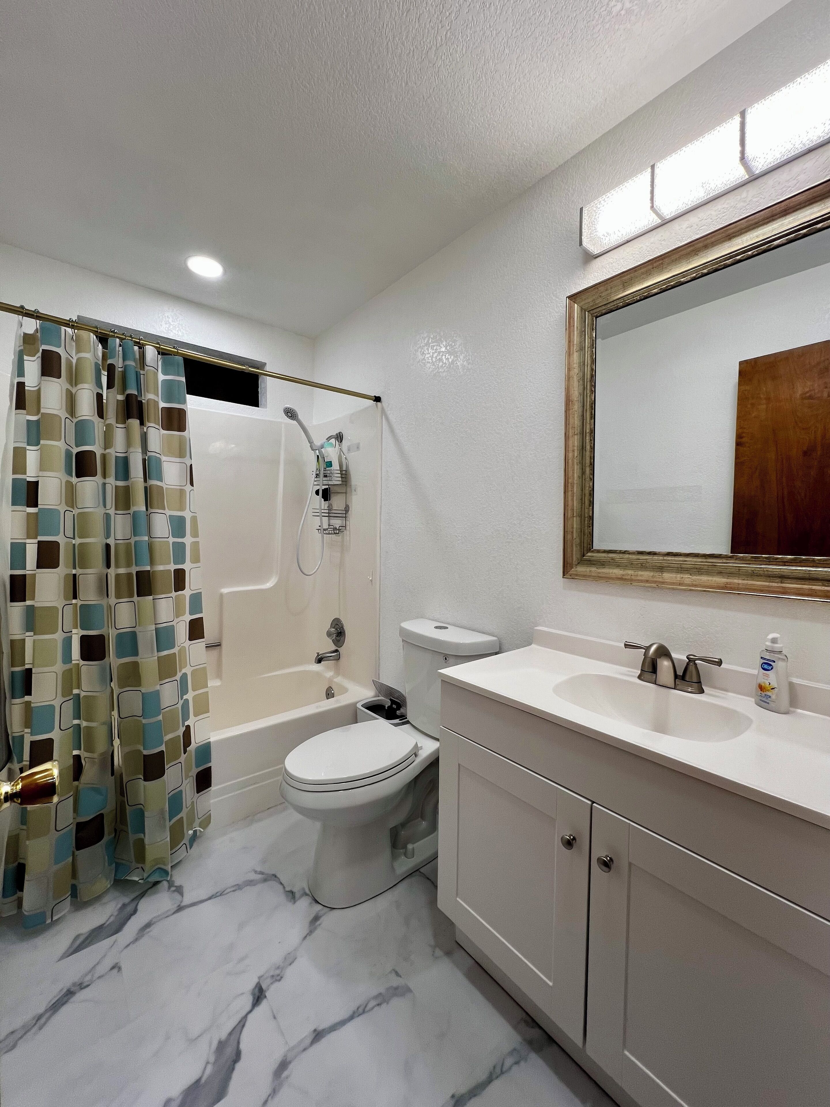 Un baño con bañera, inodoro y lavabo.