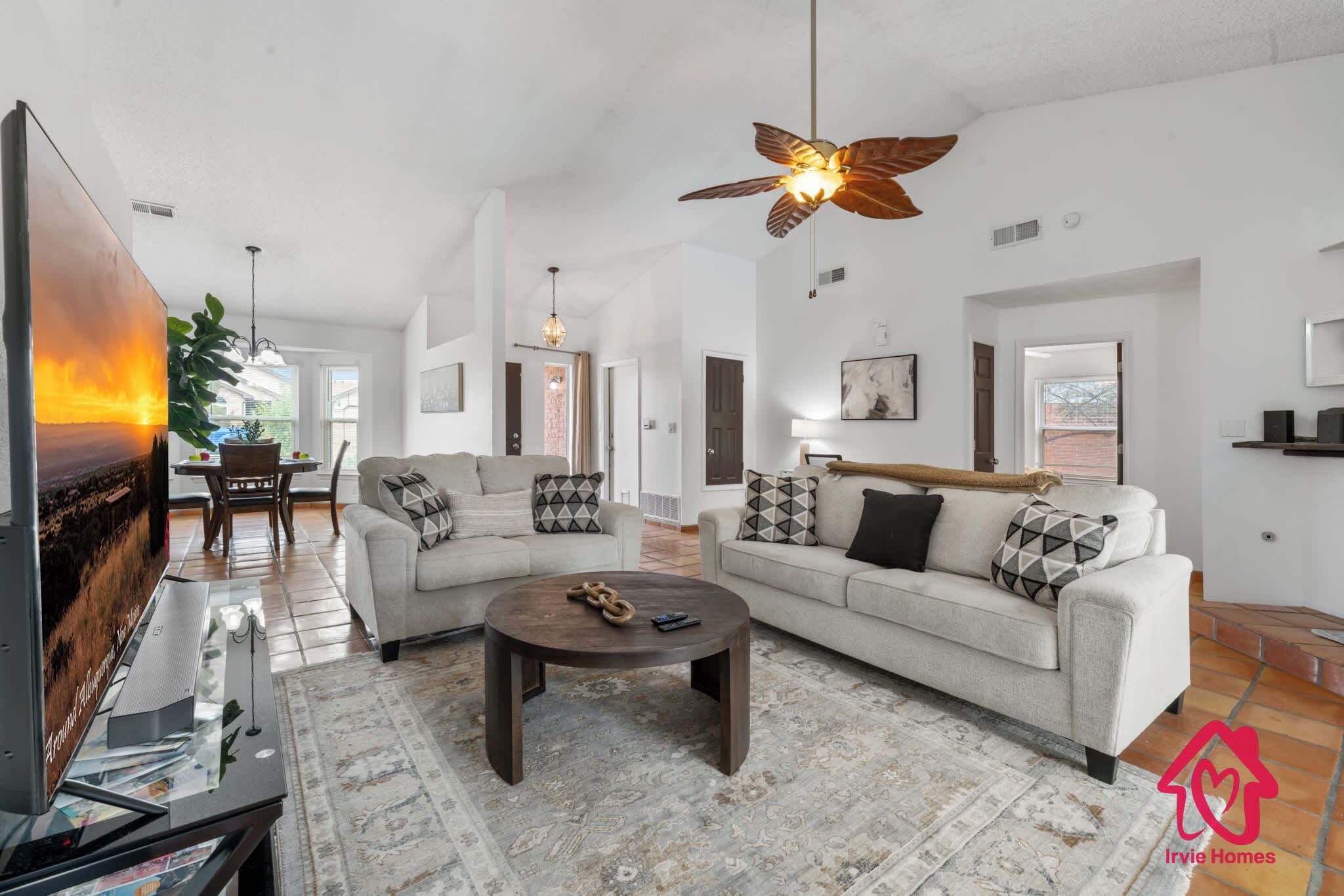 Fernseher, Kamin, Arbeitsbereiche