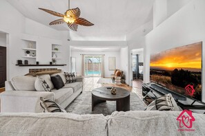 Een televisie, een open haard en een kantoor