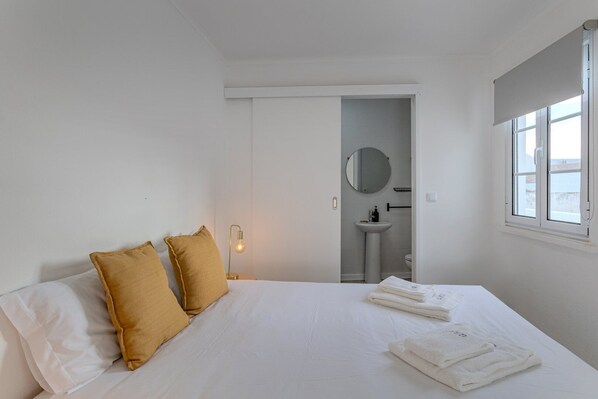 2 bedrooms, iron/ironing board, internet, bed sheets