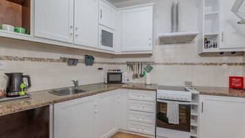 Jääkaappi, mikroaaltouuni, uuni, kahvin-/teenkeitin