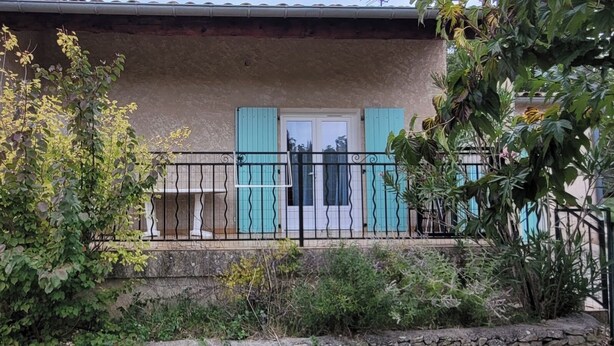 A house with a balcony, a small garden, and a gate. - Quiet, detached house close to shops and hiking trails. (Forcalquier)