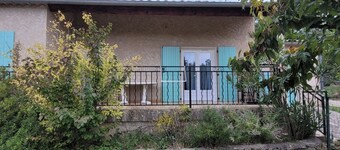 Quiet, detached house close to shops and hiking trails.