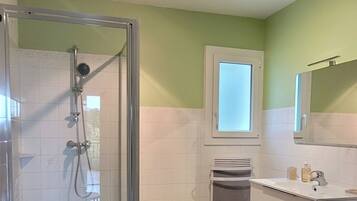 Dusche, Haartrockner, Toilettenpapier