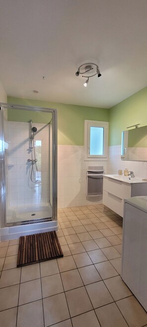 Dusche, Haartrockner, Toilettenpapier