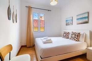 3 bedrooms, iron/ironing board, internet, bed sheets