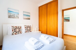 3 habitaciones, tabla de planchar con plancha, internet y ropa de cama 