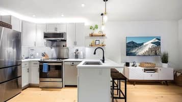 Réfrigérateur, micro-ondes, four, plaque de cuisson