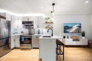 Réfrigérateur, four à micro-ondes, un four, surface de cuisson