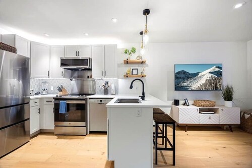 West Side Chic: A Light & Bright Ski Retreat