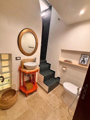 Dusche, Haartrockner, Handtücher, Seife