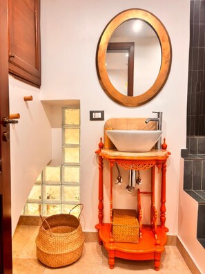 Een douche, een haardroger, handdoeken, zeep