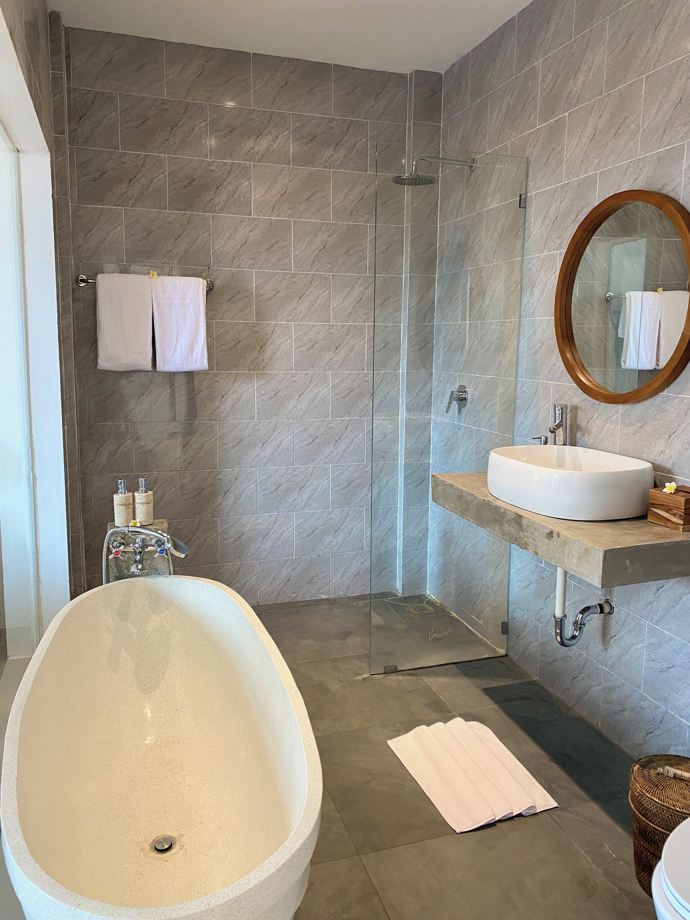 ห้อ  งดีลักซ์ดับเบิล | ห้องน้ำ