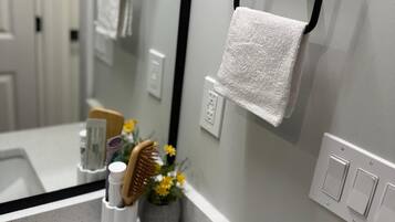 Haartrockner, Bidet, Handtücher, Seife