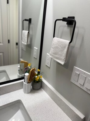 Séchoir à cheveux, bidet, serviettes fournies, savon