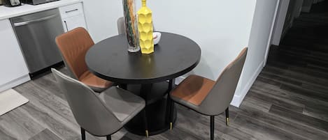 Una cocina moderna con zona de comedor.