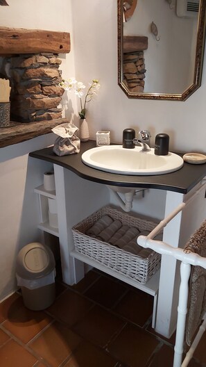 تجهيزات دش، مجففات شعر، مناشف، صابون