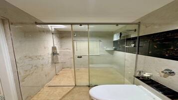 Ducha, toallas, papel higiénico