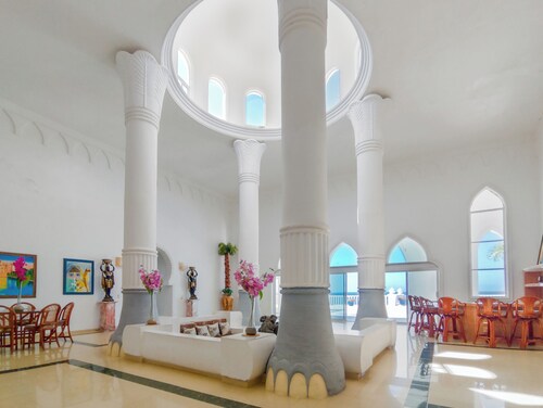 Penthouse with pool and ocean view just a few steps from the beach