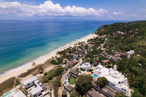 Penthouse with pool and ocean view just a few steps from the beach