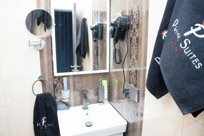 Quarto casal, vista para a cidade | Banheiro | Chuveiro, secador de cabelo, roupões de banho, chinelos