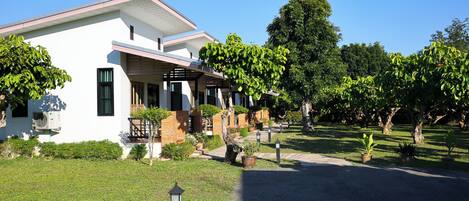 Dobbelt- eller tomannsrom – deluxe | Safe på rommet, skrivebord og skrivebord for bærbar PC