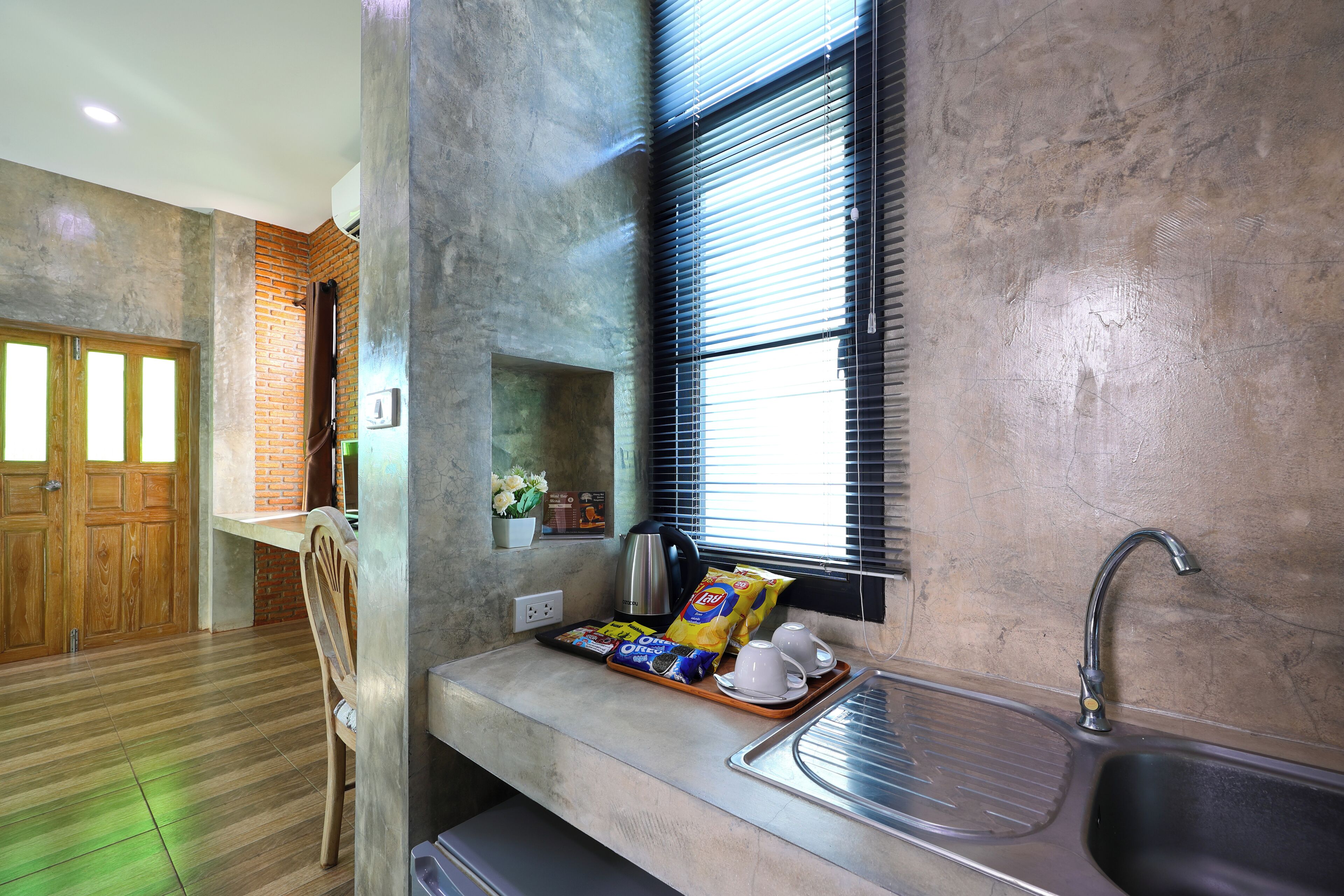 Caja de seguridad en la habitación y escritorio 