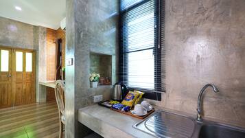 Caja de seguridad en la habitación y escritorio