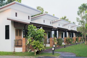 Deluxe kamer, 1 twee- of 2 eenpersoonsbedden | Een kluis op de kamer, een bureau, een laptopwerkplek