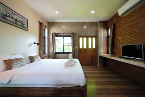 Dobbelt- eller tomannsrom – deluxe | Safe på rommet, skrivebord og skrivebord for bærbar PC