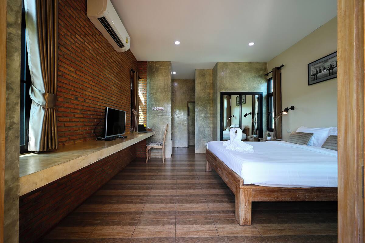 Deluxe dubbelrum eller tvåbäddsrum | Värdeförvaringsskåp på rummet, skrivbord och arbetsyta för laptop