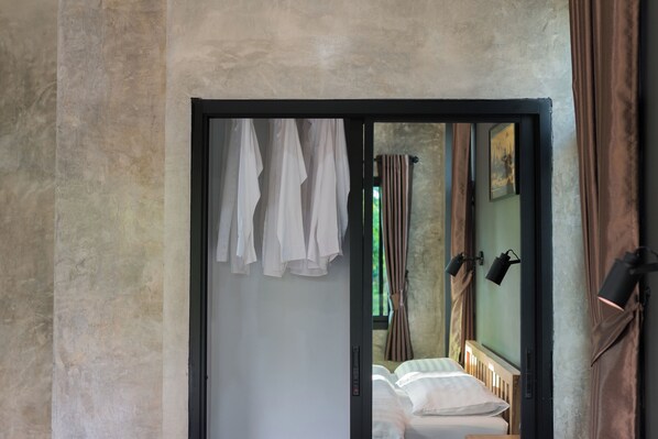 ดีลักซ์บังกะโล | ตู้นิรภัยในห้องพัก, โต๊ะทำงาน, พื้นที่ทำงานแบบใช้แล็ปท็อป, ผ้าม่านกันแสง