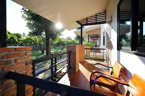 Kahden hengen deluxe-huone (yksi tai kaksi sänkyä) | Näkymä puutarhaan