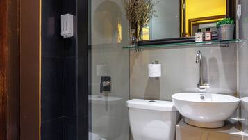 Deluxe tweepersoonskamer | Badkamer | Een douche, handdoeken, zeep, shampoo