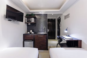 Deluxe Twin Room | Desk, laptop workspace, soundproofing, free WiFi - Nest Nano Suites Poblacion-Makati (Makati)