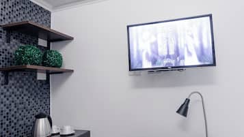 Deluxe Double Room | Desk, laptop workspace, free WiFi
