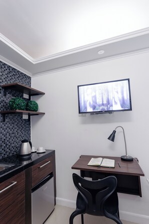 Habitación doble Deluxe | Escritorio, espacio para trabajar con laptop y wifi gratis
