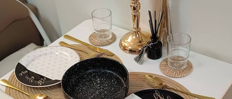 Studio, Accessible, Smoking | Dining