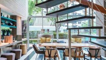 Studio, Multiple Bedrooms, Accessible, Pool View | Dining room