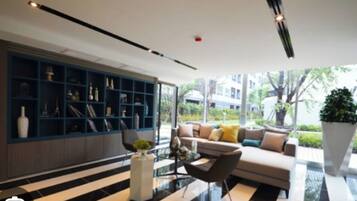 Estúdio, vários quartos, acessível, vista para a piscina | Sala de estar