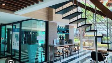 Studio, Multiple Bedrooms, Accessible, Pool View | Living room