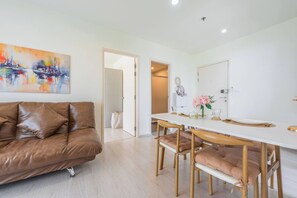 Apartment, 2 Bedrooms, Accessible, Smoking | Dining room