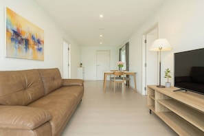 Apartment, 2 Bedrooms, Accessible, Smoking | Living room